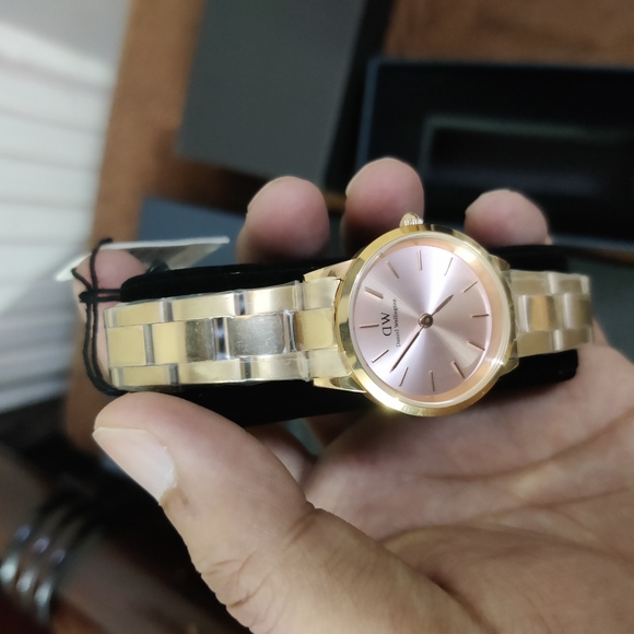 Daniel Wellington - Rose Gold watch - Picture 3 of 13